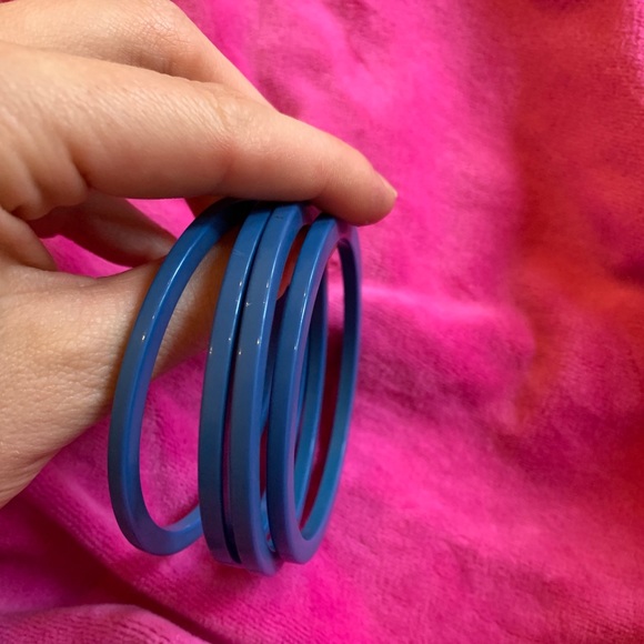 Set of four (4) | vintage (1950s/1960s) | blue plastic costume jewelry bangles - Picture 9 of 10